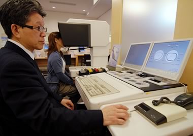 完璧なフィッティングでメガネを完成させる。